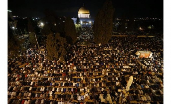 300 الف مصل يحيون ليلة القدر في المسجد الاقصى (صور) 300 الف مصل يحيون ليلة القدر في المسجد الاقصى (صور)
