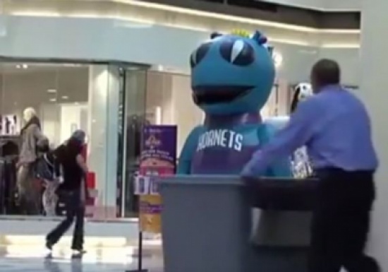 شاهد.. رد فعل رجل أفزعته دمية بلاستيكية