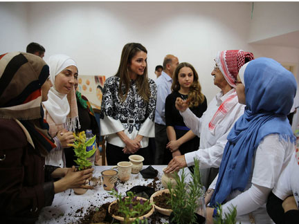 الملكة رانيا تتفقد احوال المسنين في دارات سمير شما