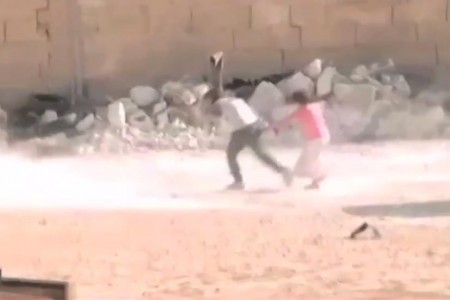 طفل سوري يتحدى القناص وينقذ شقيقته من الرصاص