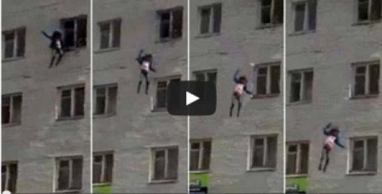 أم تلقي طفلتيها من نافذة مبنى مشتعل !