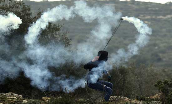 إصابة عشرات الفلسطينيين في مواجهات مع الاحتلال جنوبي نابلس .. بالفيديو إصابة عشرات الفلسطينيين في مواجهات مع الاحتلال جنوبي نابلس .. بالفيديو