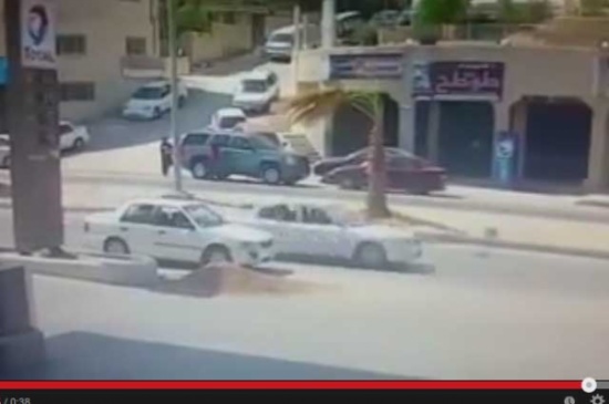 بالفيديو : حادث سير مروع لأردني و زوجته بالفيديو : حادث سير مروع لأردني و زوجته