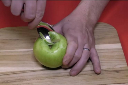 بالفيديو .. صنع هذا الرجل شيئا رائعا بعد إزالة الجزء العلوي من التفاحة !