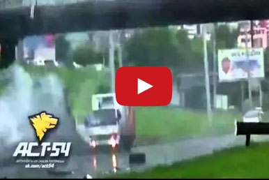 بالفيديو : سائق بورش فقد السيطرة ... يطير في الهواء