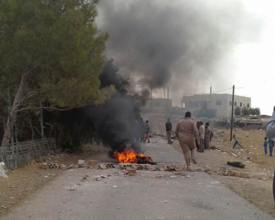 صورة : طلاب وأهالي يغلقون إحدى مدارس الموقر احتجا على قرار الدمج صورة : طلاب وأهالي يغلقون إحدى مدارس الموقر احتجا على قرار الدمج