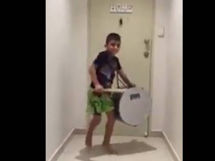 فيديو : يدق على الطبل بمهارة