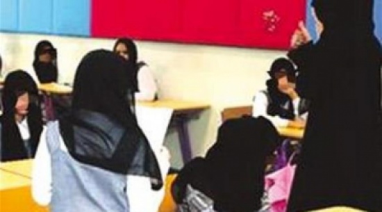 أم تجبر طفلتها على النوم في السيارة والذهاب للمدرسة بالبيجامة