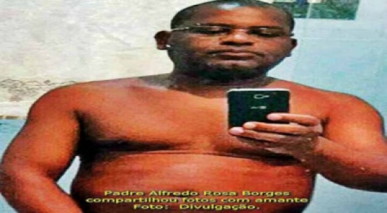 البرازيل توقف قسا لتصويره سيلفي عارٍ