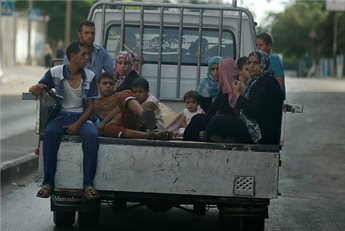 غزة : آلاف المدنيين يخلون بيوتهم فارّين من وجه العدوان