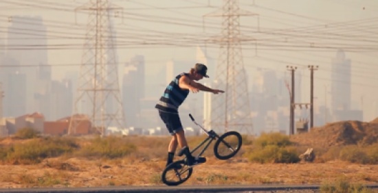 شاهد: شاب يقود دراجة بمهارة لا مثيل لها في دبي