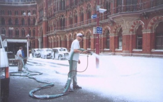 صور| هكذا تُصنع مشاهد الثلوج المتراكمة في الافلام العالمية!!