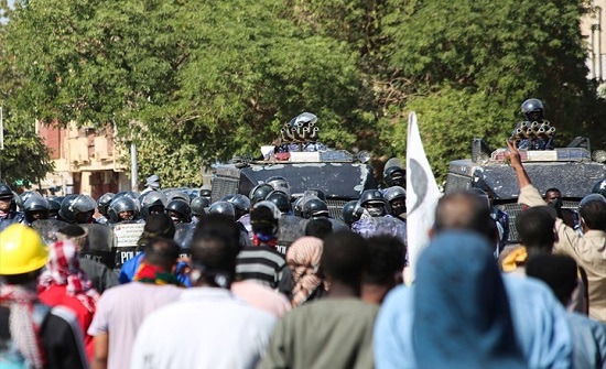 السودان: مقتل متظاهر وإصابة 103 شرطي.. زيارة لوفد أمريكي السودان: مقتل متظاهر وإصابة 103 شرطي.. زيارة لوفد أمريكي