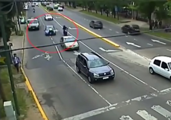 شاهدوا ماذا فعلت هذة السيدة لشرطي حاول تحرير مخالفة سير لها !!