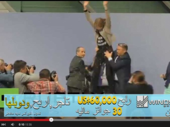 فتاة تهاجم رئيس البنك المركزي