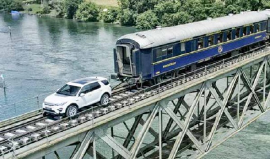 سيارة تسحب قطارًا على طول سكة حديد سويسرا