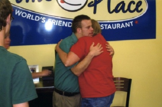 فيديو: أول مطعم بالعالم يعانق الزبائن بعد تناول الوجبات