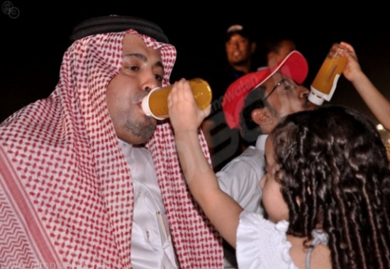 رجال يمارسون الرضاعة تثير انتقادات على تويتر ! رجال يمارسون الرضاعة تثير انتقادات على تويتر !