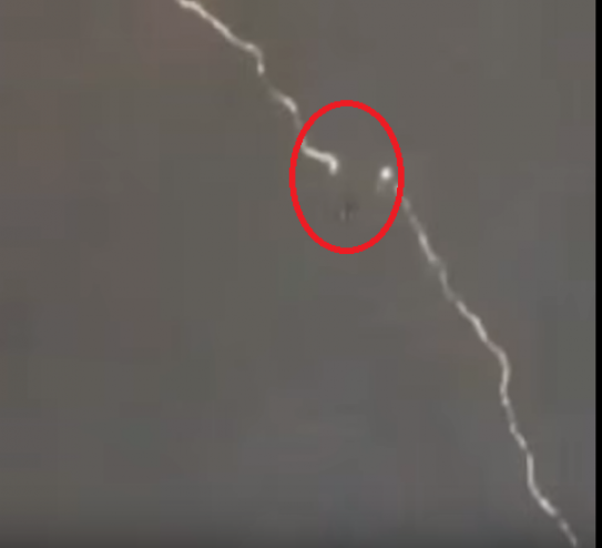 شاهد.. نجاة طائرة من صاعقة رعدية