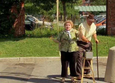 المرأة العجوز والرافعة