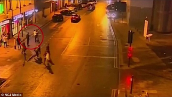 «فيديو» تحوّل المزاح إلى جريمة .. لكمة وحشيّة كسّرت دماغ هذا الشاب وأدخلته العناية المركزة! «فيديو» تحوّل المزاح إلى جريمة .. لكمة وحشيّة كسّرت دماغ هذا الشاب وأدخلته العناية المركزة!