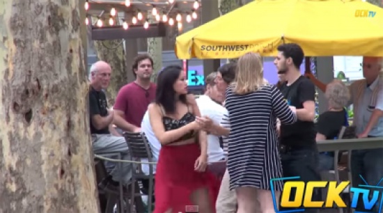 بالفيديو .. هل يتعاطف معك الناس عندما تسبك صديقتك وتضربك