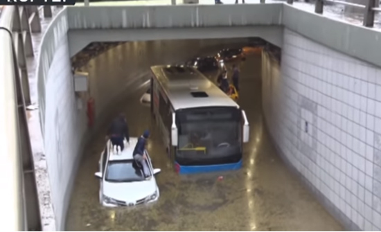 فيضان يحاصر عدة أشخاص في شوارع أنقرة