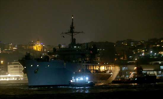 سفينة حربية أمريكية ترسو في ميناء بإسطنبول