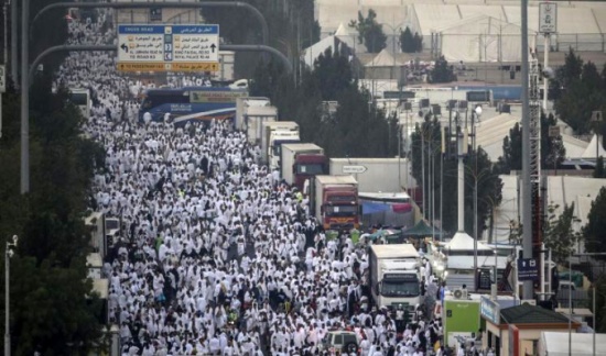 ضيوف الرحمن يرمون جمرة العقبة في أول أيام العيد ضيوف الرحمن يرمون جمرة العقبة في أول أيام العيد