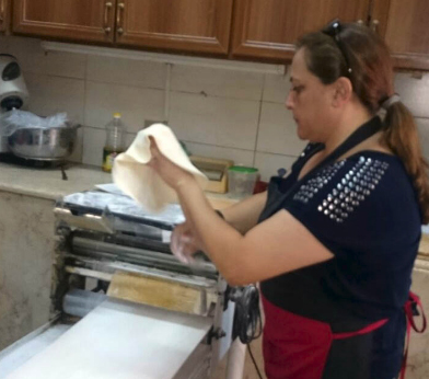 مارينا تستمد النجاح من عملها بعمل الخبز والمعجنات في مخبزها مارينا تستمد النجاح من عملها بعمل الخبز والمعجنات في مخبزها