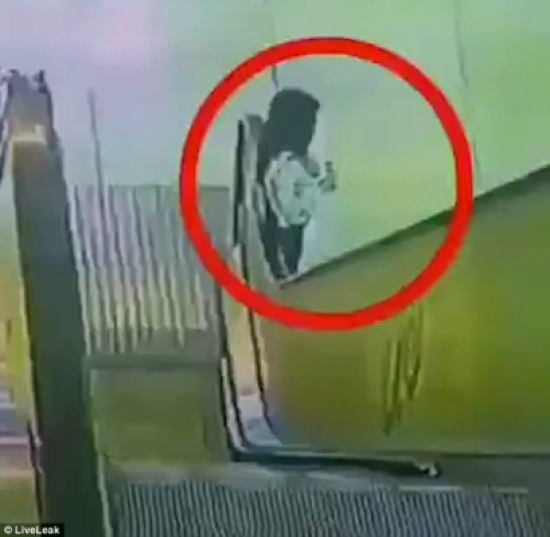 شاهد.. سلم كهربائي يسحب قميص فتاة ويرفعها للأعلى في أحد المجمعات التجارية شاهد.. سلم كهربائي يسحب قميص فتاة ويرفعها للأعلى في أحد المجمعات التجارية