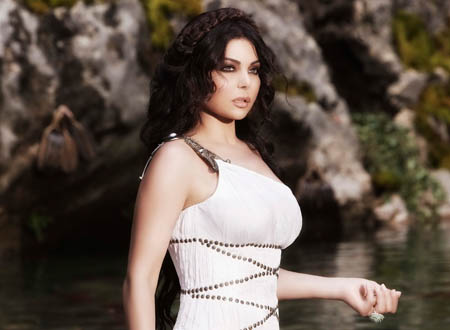«هوت شورت» وسيلة هيفاء وهبي للتغلب على حر الصيف.. صورة