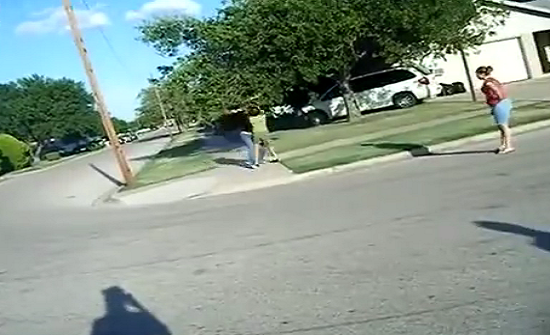 بالفيديو : مشاجرة عنيفة بين فتاتين امريكيتين وسط تشجيع النساء