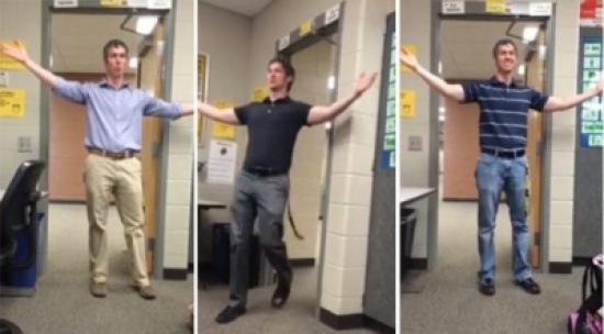 شاهد.. معلم يُحيّي طلابه بشكل طريف يومياً