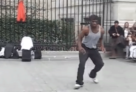 مجنون الرقص في شوارع باريس