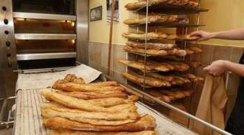 مشرد أنقذ صاحب مخبز من الموت فكافأه بملكية المخبز مقابل 1 يورو مشرد أنقذ صاحب مخبز من الموت فكافأه بملكية المخبز مقابل 1 يورو