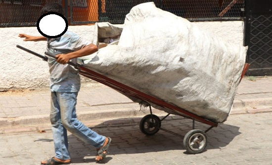 الأردن : أطفال يجرون العربات تتوقف احلامهم داخل أزقة الاسواق الشعبية .