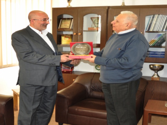 جامعة إربد الأهلية تكرم الدكتور أبو دواس جامعة إربد الأهلية تكرم الدكتور أبو دواس