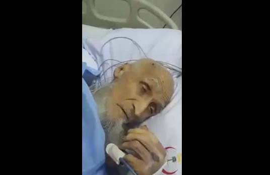 يردد الأذان أثناء تنويمه بالعناية المركزة