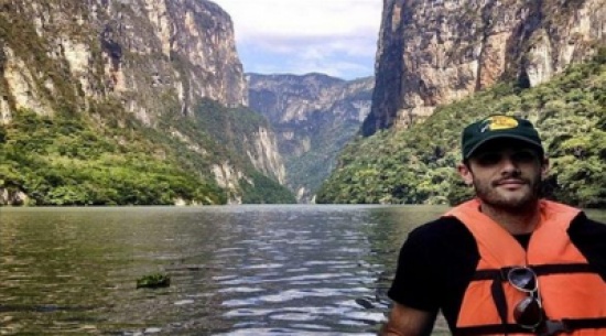 كيف سافر هذا الأمريكي بالطائرة حول العالم بالمجان ؟!