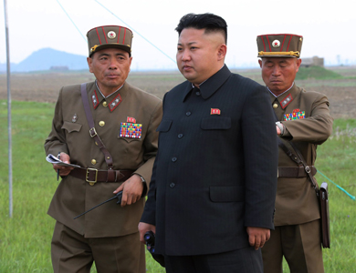 الزعيم الكوري الشمالي يتفقد قواته في أجواء توتر شديد