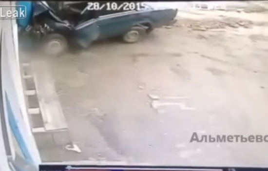 بالفيديو.. لحظة اصطدام مروع لسيارة بجدار أحد المنازل بالفيديو.. لحظة اصطدام مروع لسيارة بجدار أحد المنازل