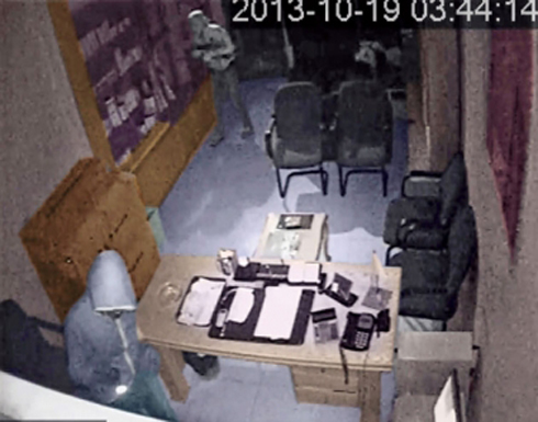 كاميرات مراقبة تصطاد 3 لصوص يسرقون أسلحة في عمان كاميرات مراقبة تصطاد 3 لصوص يسرقون أسلحة في عمان