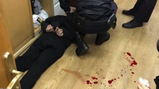 متسلل طعن مذيعة روسية في رقبتها وهي على الهواء! متسلل طعن مذيعة روسية في رقبتها وهي على الهواء!