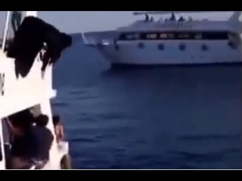بعد أن غافلت من معها.. امرأة سعودية تلقي بنفسها في عرض البحر من أعلى اليخت “فيديو” بعد أن غافلت من معها.. امرأة سعودية تلقي بنفسها في عرض البحر من أعلى اليخت “فيديو”
