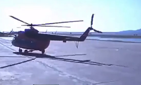 بالفيديو :طائرة مروحية تصطدم ببناء مطار بعد هبوطها!