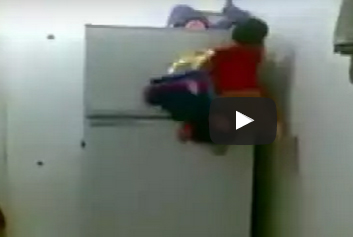 شاهد.. طفل يتحول إلى «سبايدر مان»