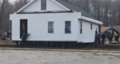 يحملون بيتا وينقلونه الى مكانه