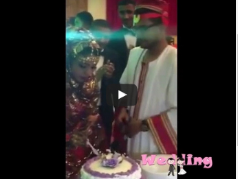 بالفيديو.. عريس سوداني يدلل عروسه بطريقة طريفة