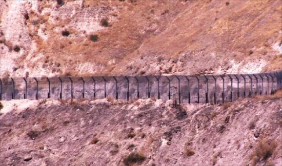 خبراء استراتيجون يتحدثون عن بناء الجدار الأمني على الحدود مع الأردن خبراء استراتيجون يتحدثون عن بناء الجدار الأمني على الحدود مع الأردن